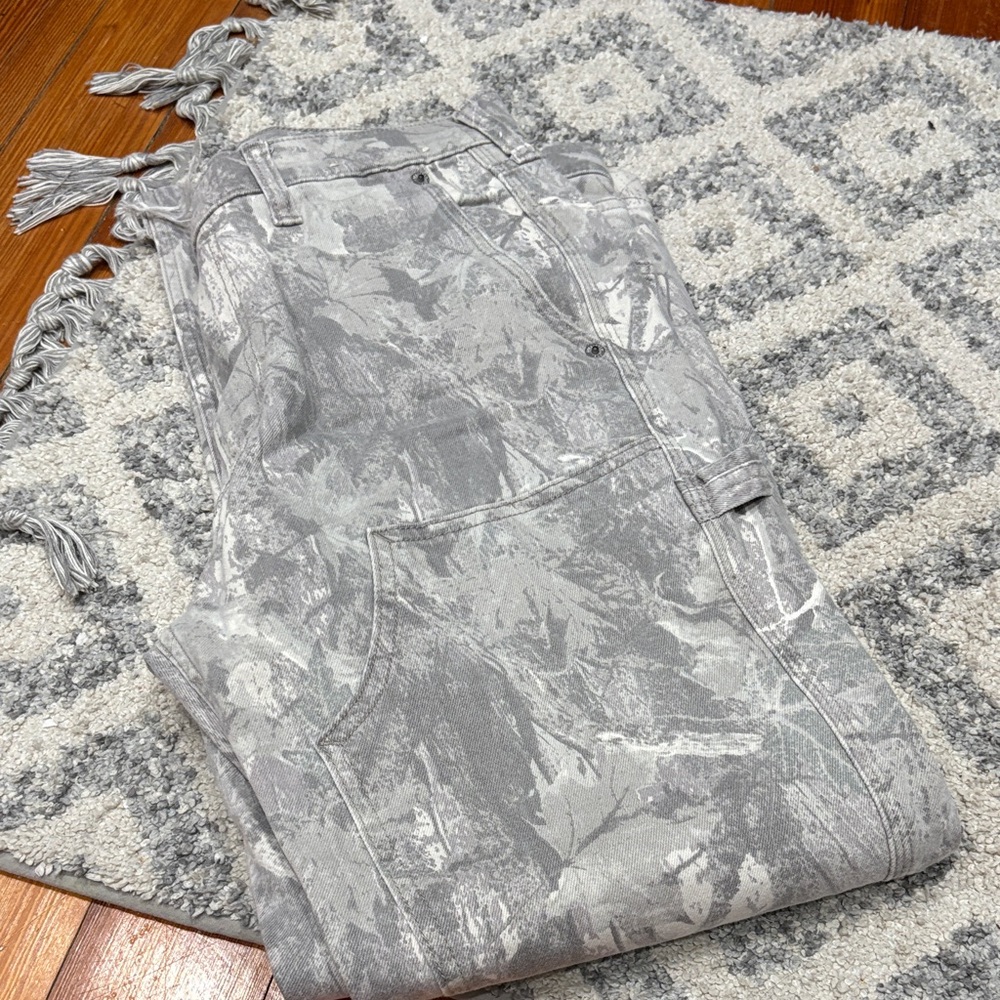 Men Hollister cargo camo pants
